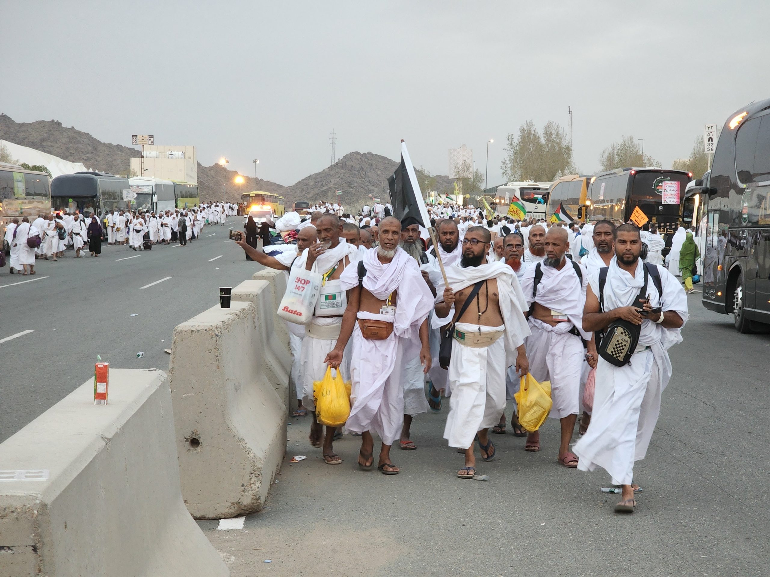 حجاج بيت الله ينفرون من عرفات إلى مزدلفة.. مشاهد “إيمانية” لمليون حاج بعد تمام الركن الأعظم
