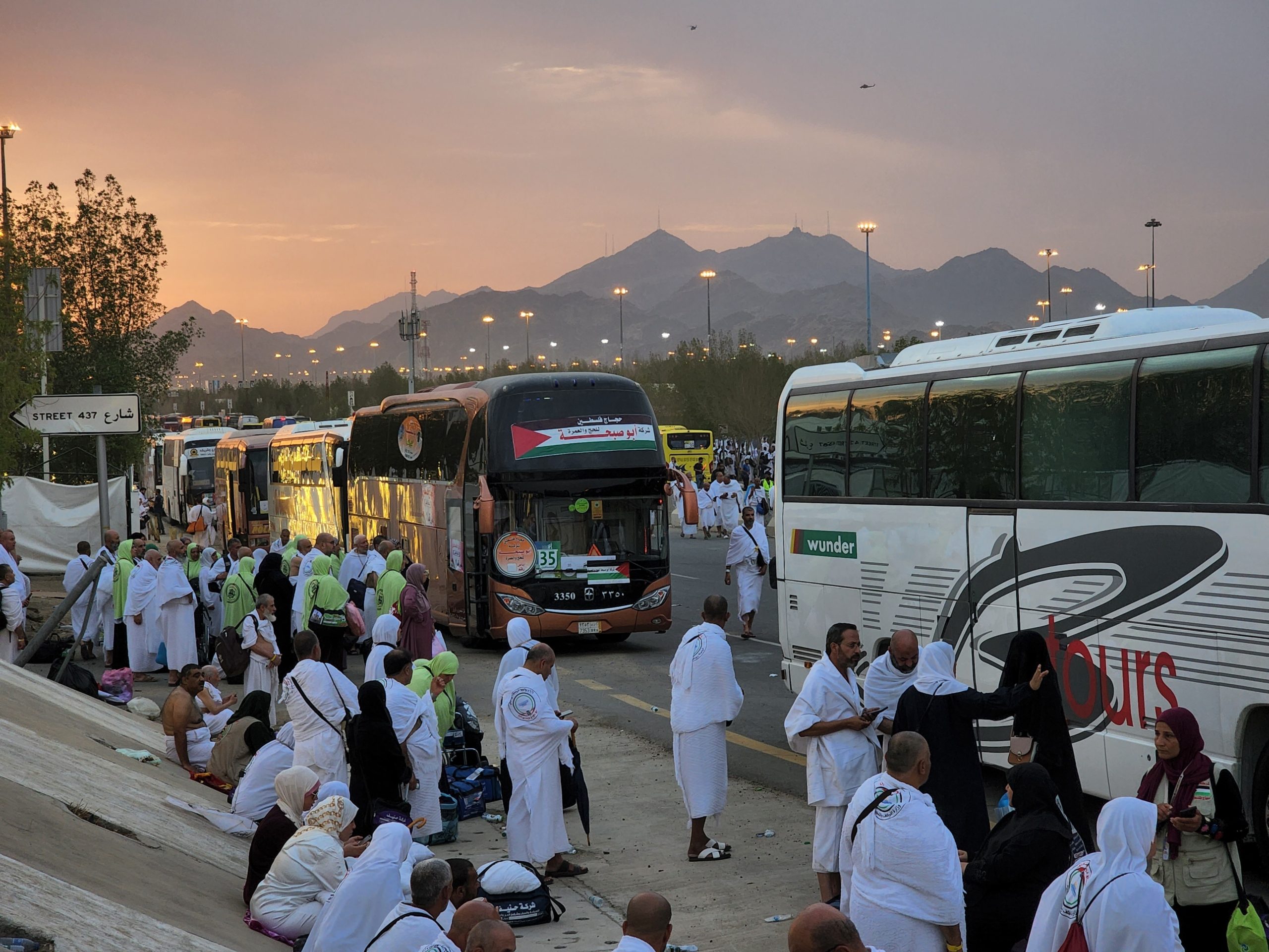 حجاج بيت الله ينفرون من عرفات إلى مزدلفة/ الأناضول