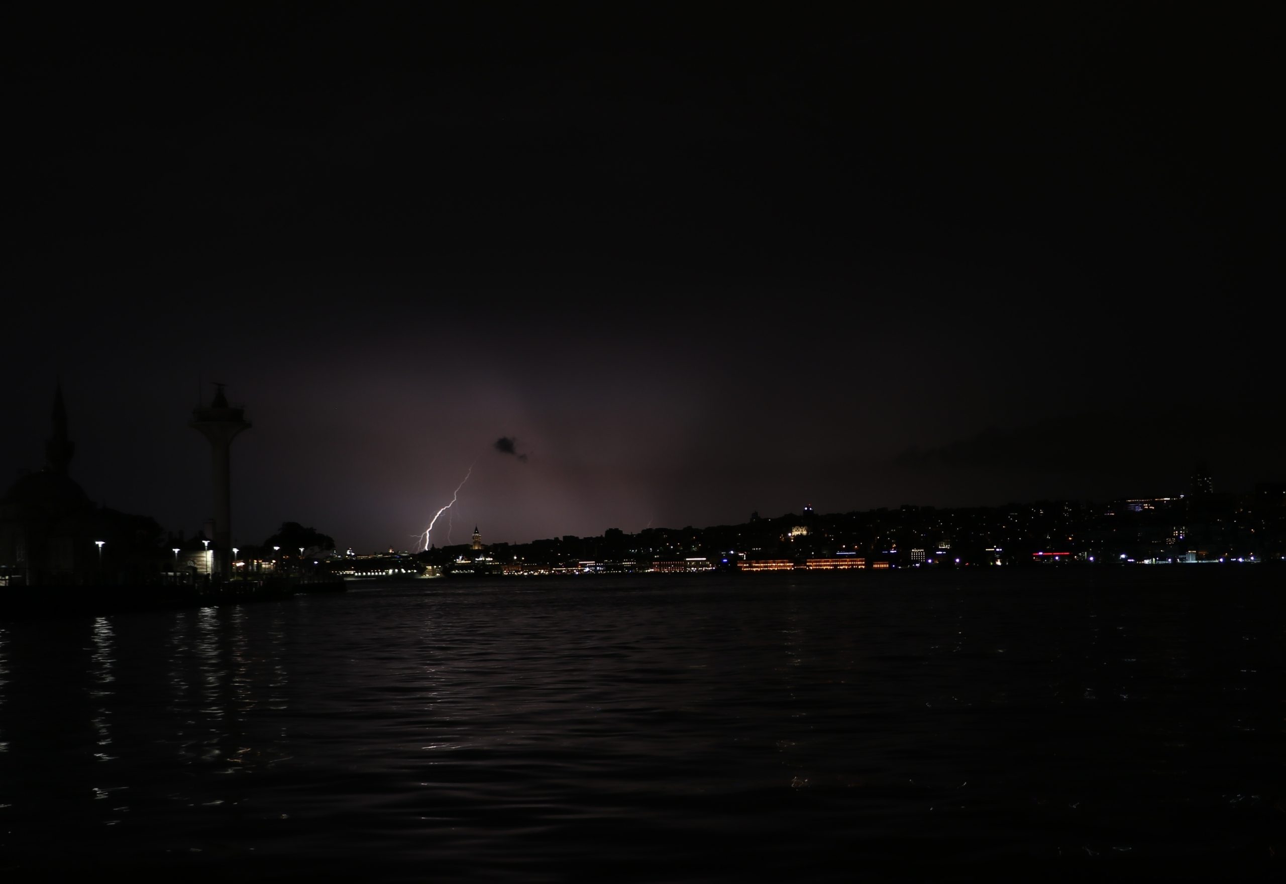 إسطنبول تعيش ليلة “مخيفة” بين برق وأمطار تحولت لسيول.. مشاهد تظهر تضرر عشرات المنازل والمحال