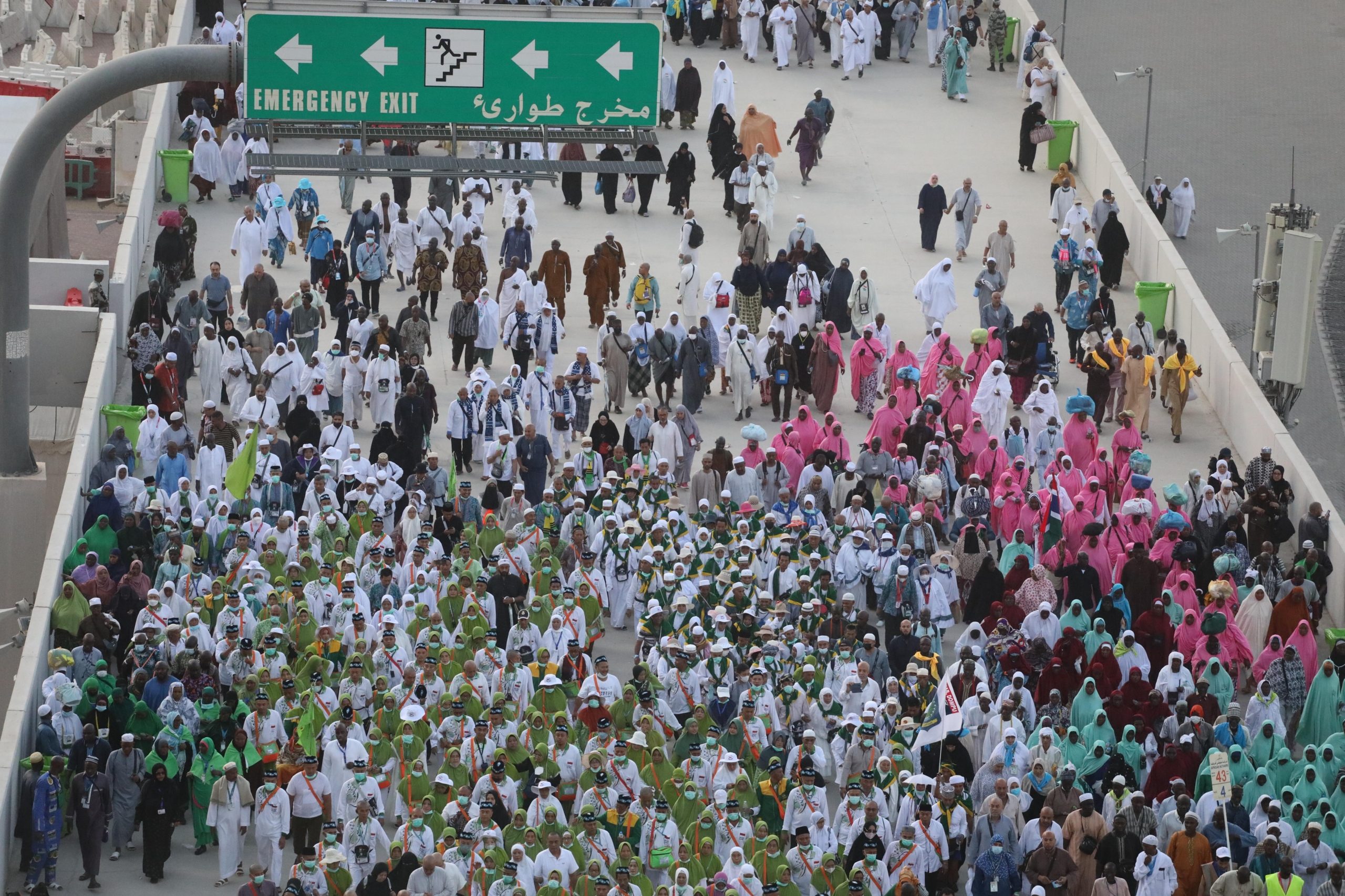 حجاج بيت الله يُتمّون المناسك بطواف الوداع.. يتوجهون من منى إلى مكة في ثالث أيام التشريق (فيديو)