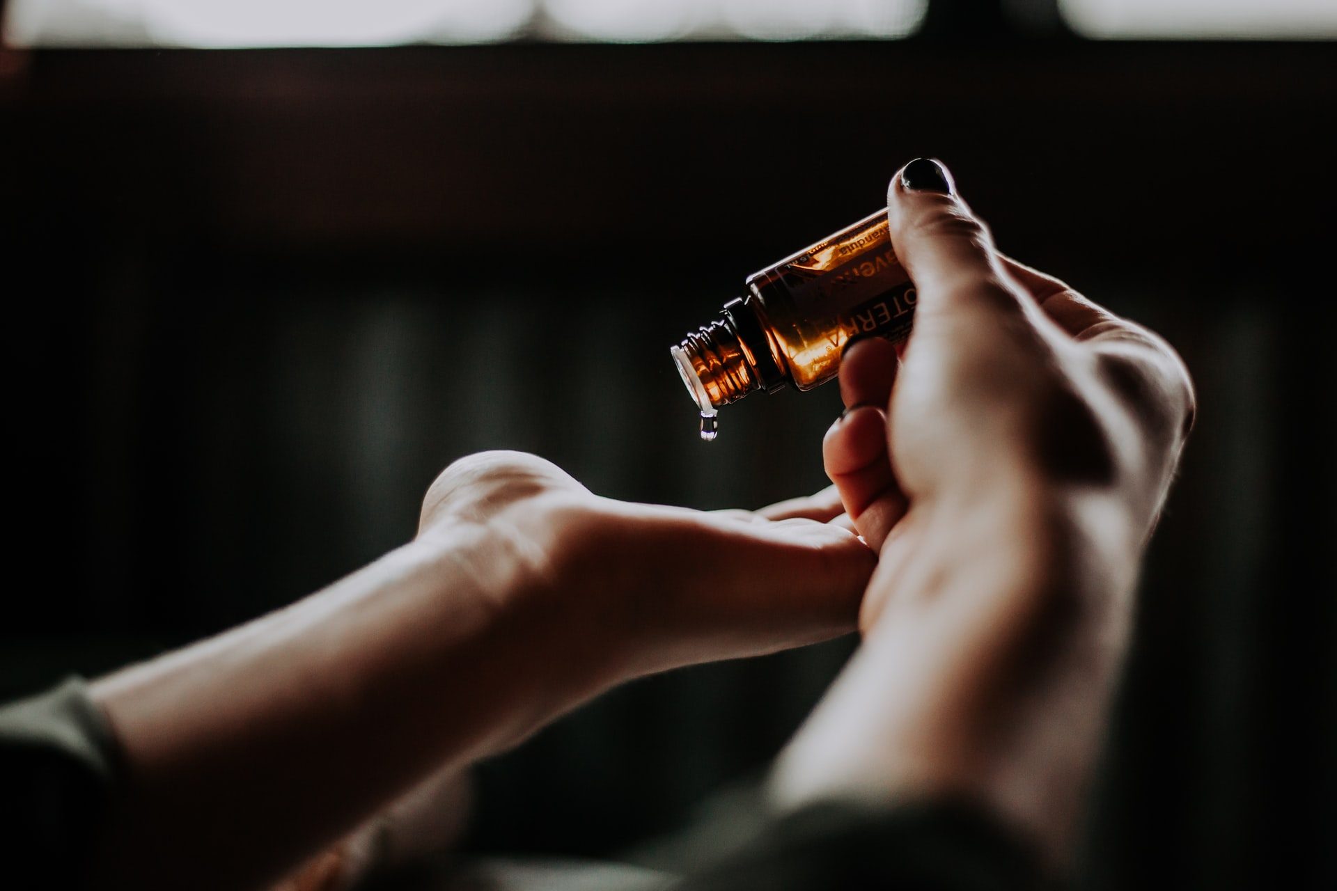 استخدام الزيوت والكريمات المانعة للمياه يساعد في تخفيف المشكلة - UnSplash