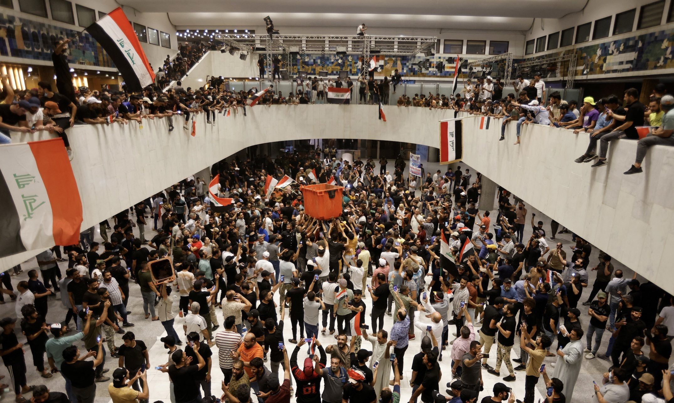 رئيس مجلس النواب العراقي يعلق جلسات البرلمان حتى إشعار آخر.. الحلبوسي دعا السياسيين للقاء وطني عاجل