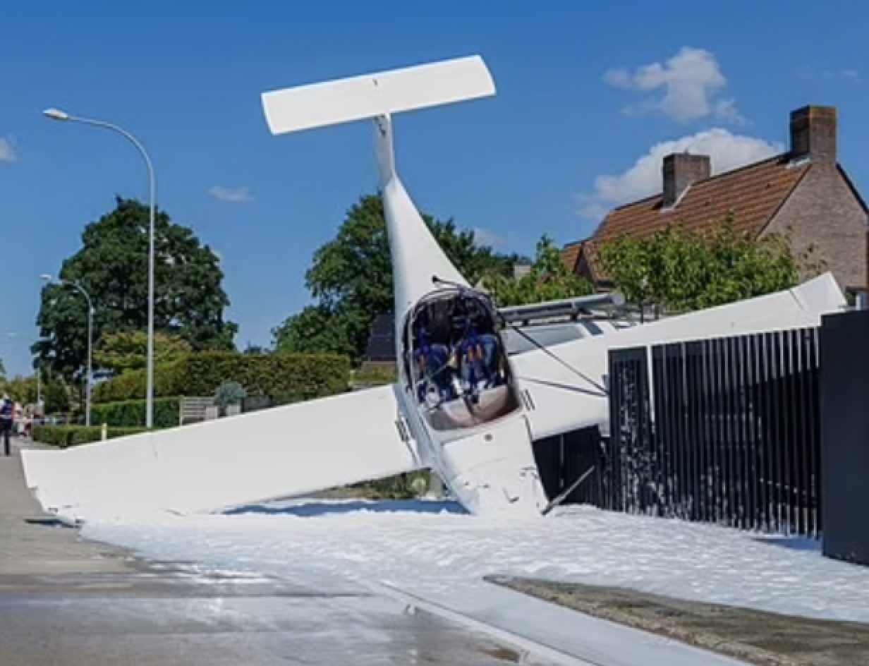 فيديو مروع لسقوط طائرة في منطقة سكنية ببلجيكا.. كادت تنفجر بين المنازل والطيار نجا بأعجوبة