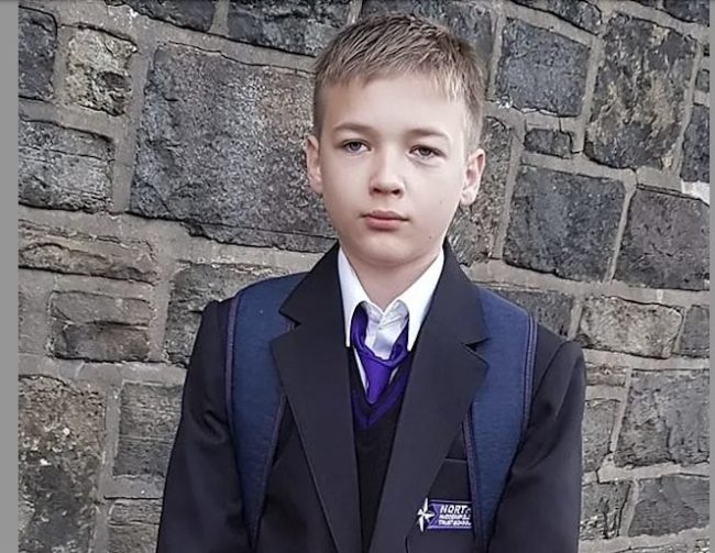 سيدة تستعين بعشيقها لتعذيب طفلها حتى الموت.. طعنوه بإبرة في جسده عقاباً له على دخوله الحمام ليلاً!