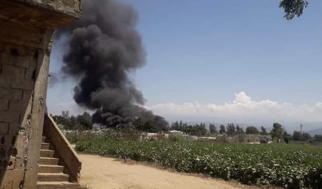 “قالولنا بدكن تطلعون ولا نقتلكم”.. لبنانيون يحرقون مخيماً للاجئين السوريين في سهل عكار ويهدّدونهم بالقتل (فيديو)