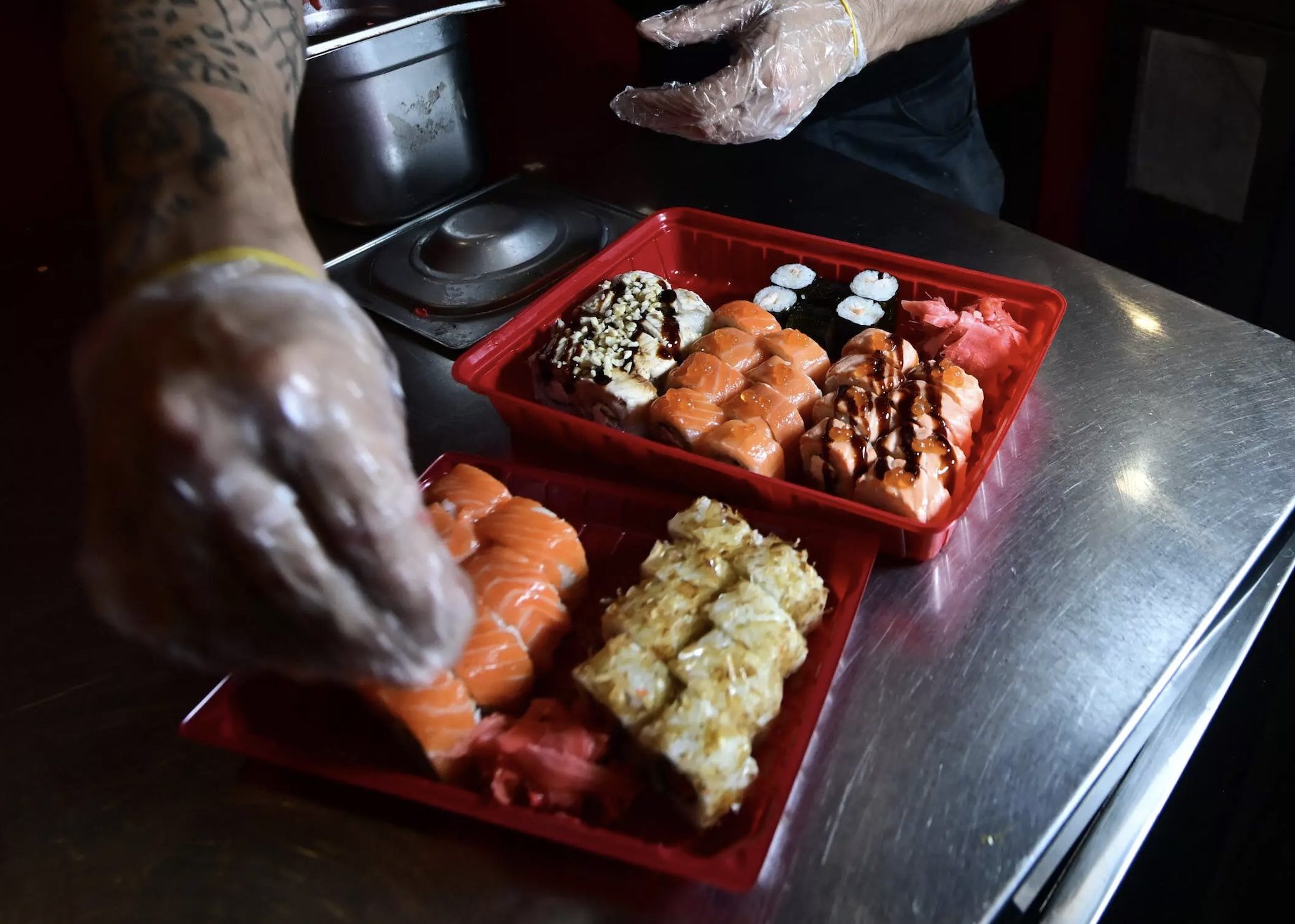 مطعم أوكراني يقدم السوشي رغم الحرب.. يعمل قرب الاشتباكات مع روسيا ويشغل الموسيقى لطمس صوت الإنذار