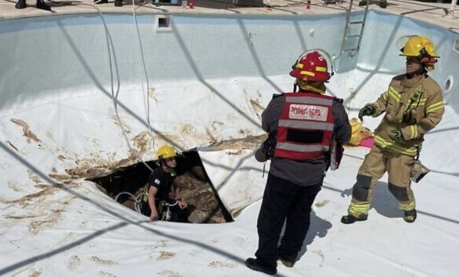 كان يسبح فانشق حمام السباحة وابتلعه! إسرائيلي يلقى حتفه بطريقة “مرعبة” في ثوان معدودة (فيديو)