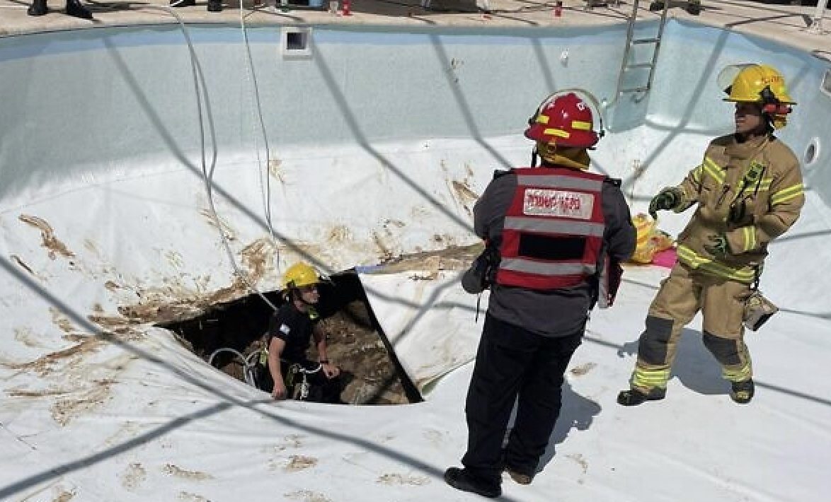 كان يسبح فانشق حمام السباحة وابتلعه! إسرائيلي يلقى حتفه بطريقة “مرعبة” في ثوان معدودة (فيديو)