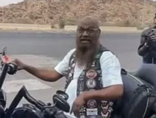 الشيخ “الكلباني” يثير الجدل بـ”الجينز” ودراجة نارية! هجوم شديد طال إمام الحرم المكي السابق (فيديو)