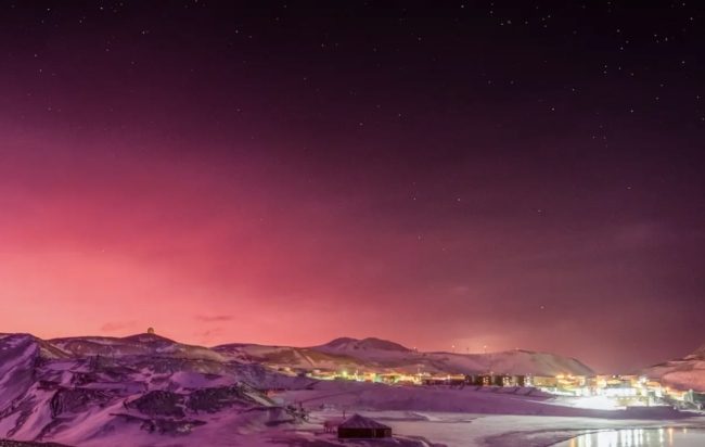 صور مذهلة لسماء القارة الجنوبية.. ذرات من بركان مائي وصلت الغلاف الجوي فصنعت “ألواناً جذابة”