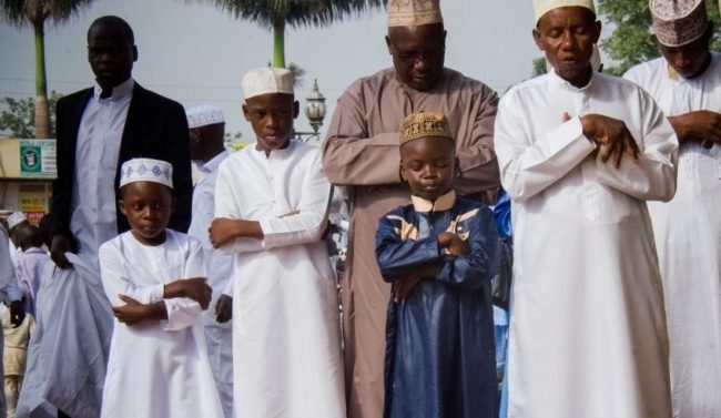 بيع لحم الخنزير قُرب مقابر المسلمين يثير غضباً بدولة إفريقية.. البرلمان يتدخل، وتحذير من أعمال عنف