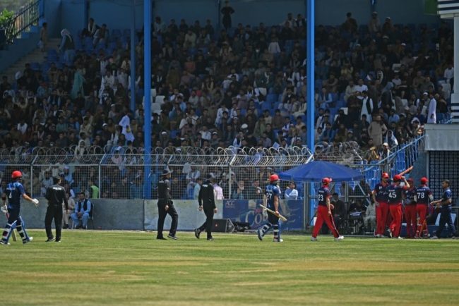 قنبلة انفجرت بين الجماهير! قتيلان وجرحى في هجوم بكابول خلال مباراة للعبة “الكريكيت” (فيديو)