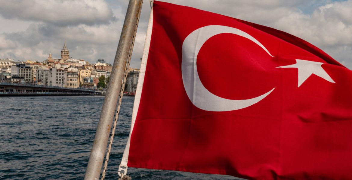 حبسته خالته لمدة عام وأخفته عن أمه! العثور على طفل في تركيا داخل غرفة بين الأوساخ والفضلات (فيديو)