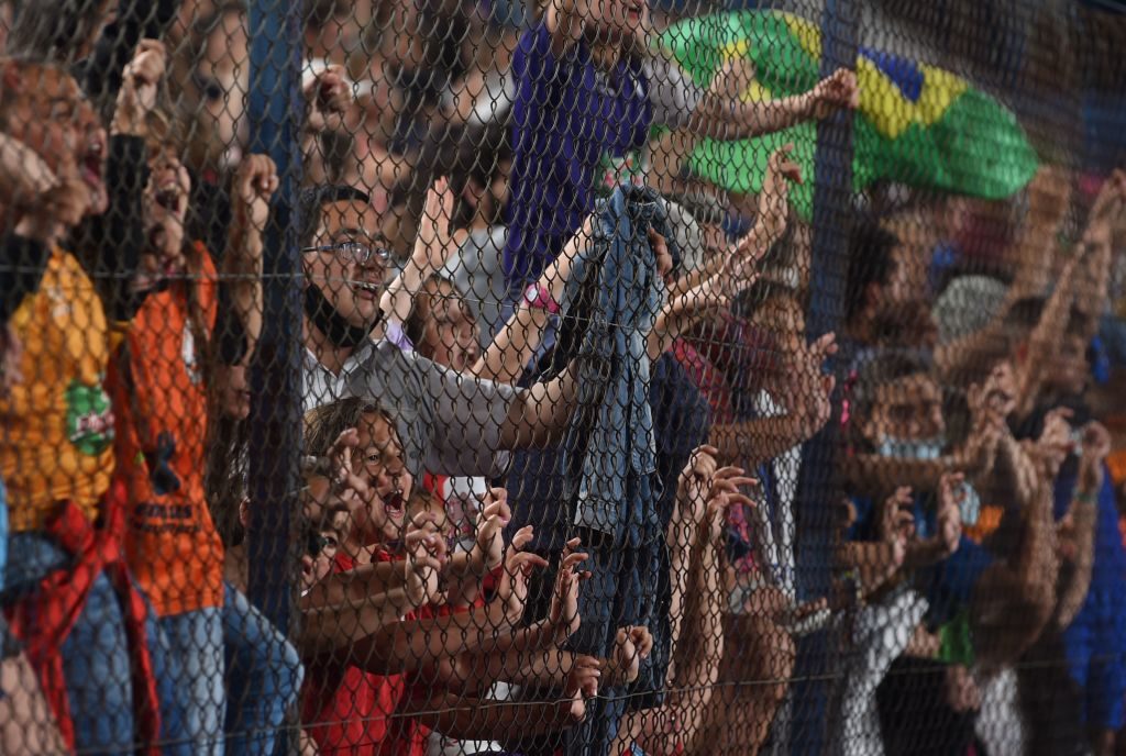 Getty Images/ جماهير فريق برازيلي واصلوا التشجيع رغم تشقُّق المُدرّج تحت أقدامهم في كأس الليبرتادوريس