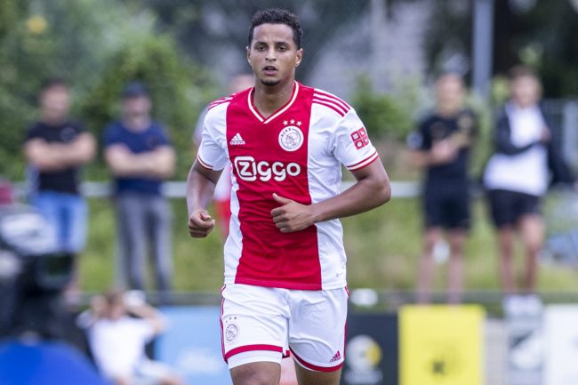 لاعب مغربي يتلقى تهديدات بالقتل من مجهولين.. غاب عن معسكر أياكس والمدرب زاره في منزله