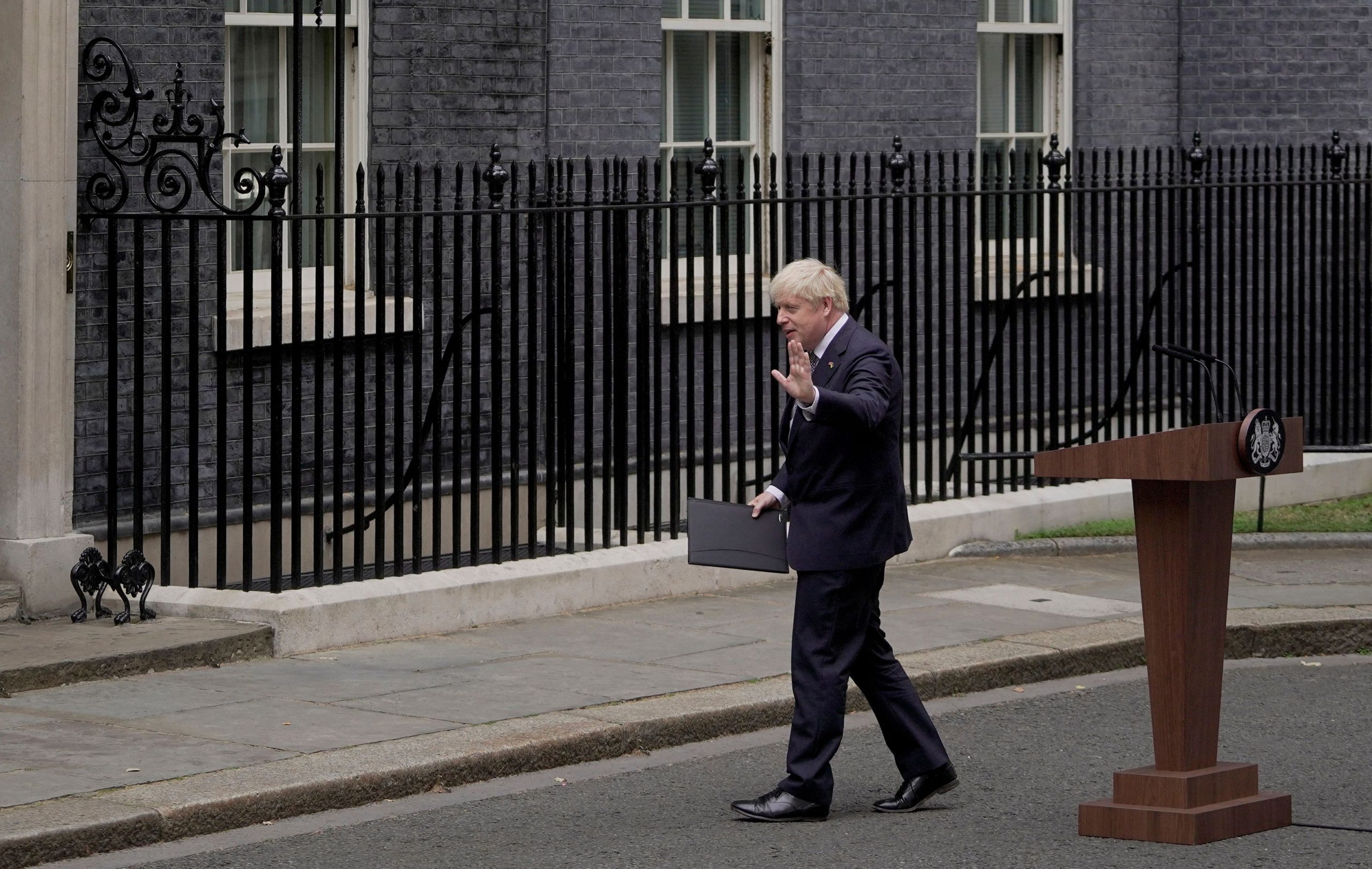 رفاقه فاض بهم الكيل.. القصة الكاملة للإطاحة بجونسون، و4 مرشحون لخلافته أحدهم من أصل عربي