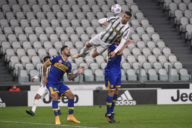 من الخرف وألزهايمر إلى الارتجاج الدماغي.. ما مدى خطورة “الكرات الرأسية” في مباريات كرة القدم، وهل يجب إيقافها؟