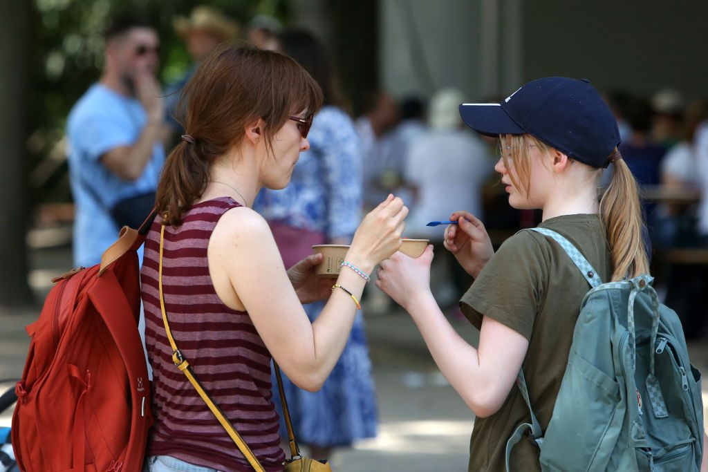 أم تدفع ابنتها للتوقيع على عقد إيجار مقابل البقاء في غرفتها! فيديو توقيع العقد أثار جدلاً (فيديو)