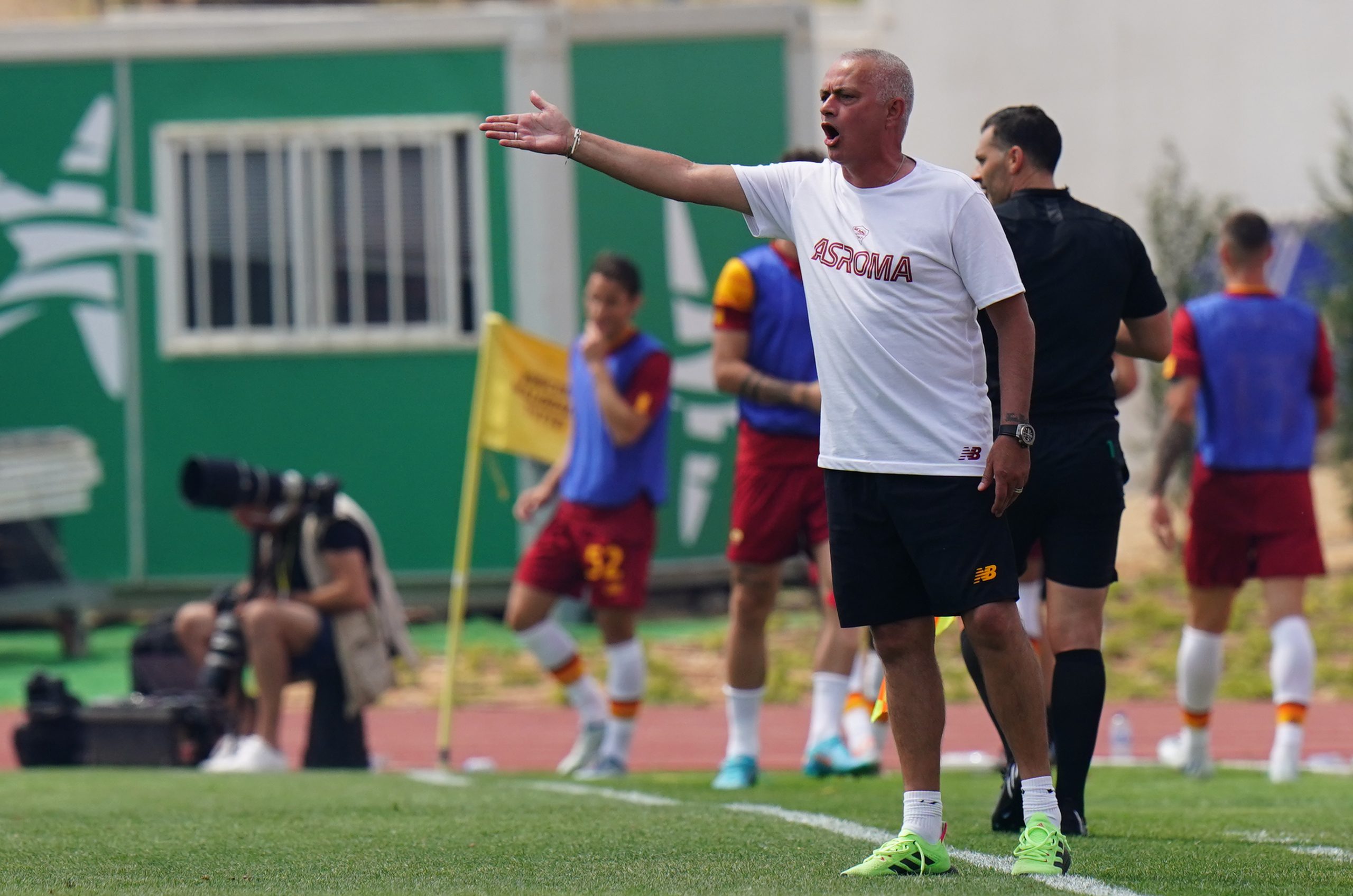 مورينيو يقتحم الملعب للمطالبة بطرد مدافع - gettyimages