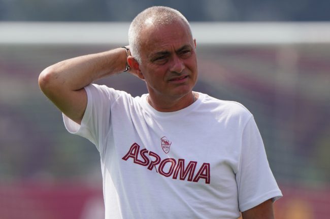 تصرف غريب لمورينيو مع لاعب جزائري.. أخرجه من الملعب خلال مباراة ولم يُشرك بديلاً له (فيديو)