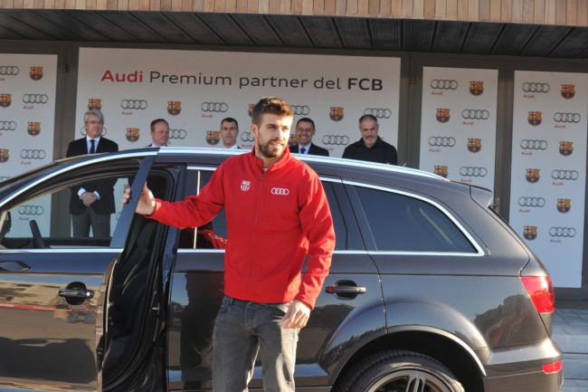 فيديو لبيكيه يقود سيارته على أنغام أغنية لشاكيرا.. صديقته السابقة تحدّته من أجل حضانة ابنيها