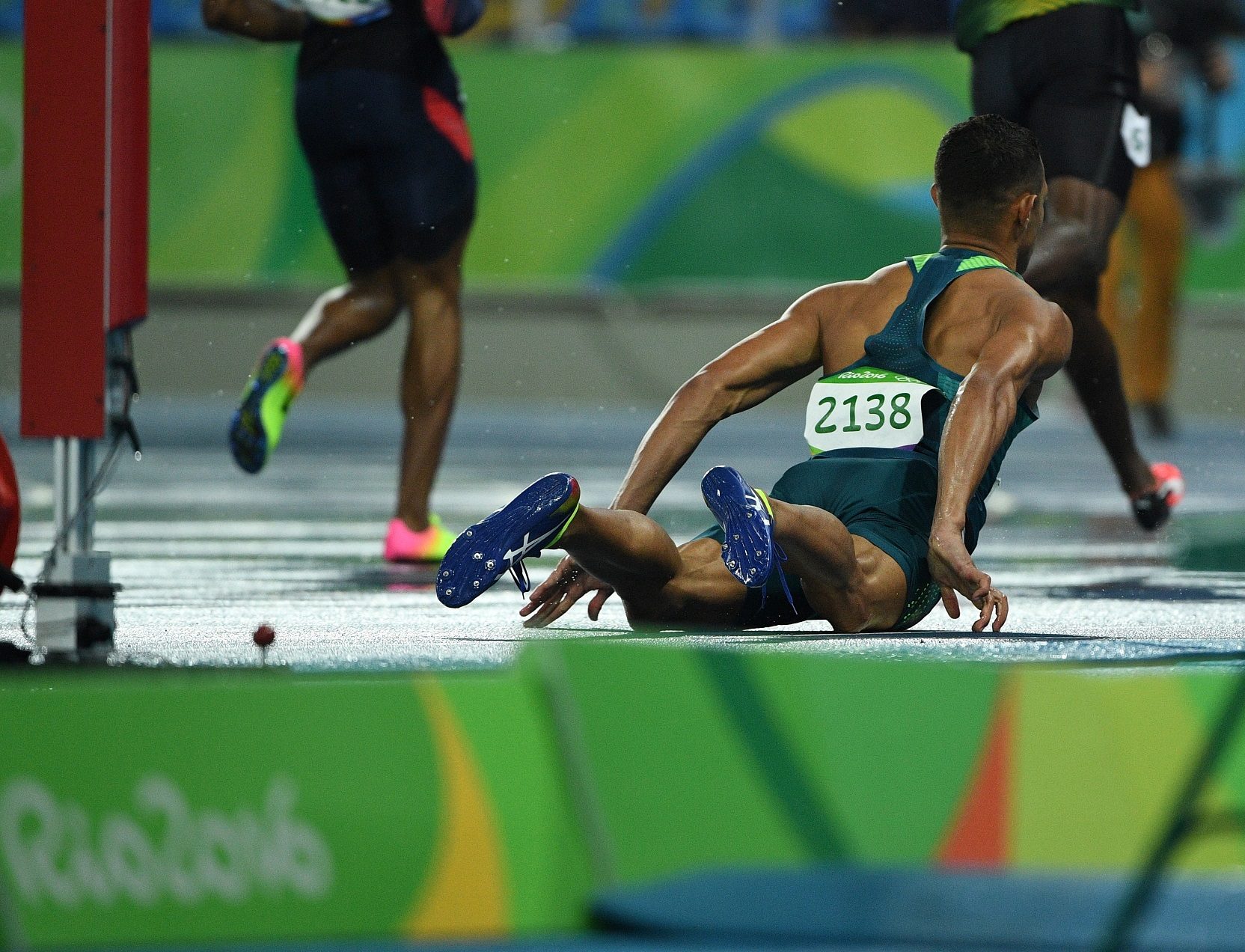 عدَّاء يلجأ لحيلة غريبة للفوز - gettyimages