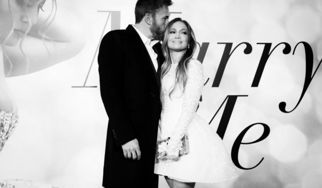 بفستانٍ من فيلم قديم.. زواج جنيفر لوبيز وبن أفليك بحفلٍ بسيط جداً (فيديو)