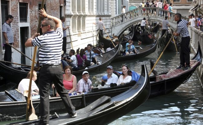 أزمة كبرى تضرب السياحة في أوروبا.. نقص العمالة يدفع الفنادق والمطاعم لتقليص خدماتها