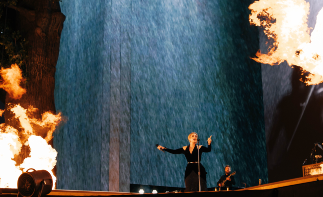 بعد أن بكت وهي تغنّي “Someone like you”.. أديل توقف حفلها في لندن لهذا السبب (فيديو)