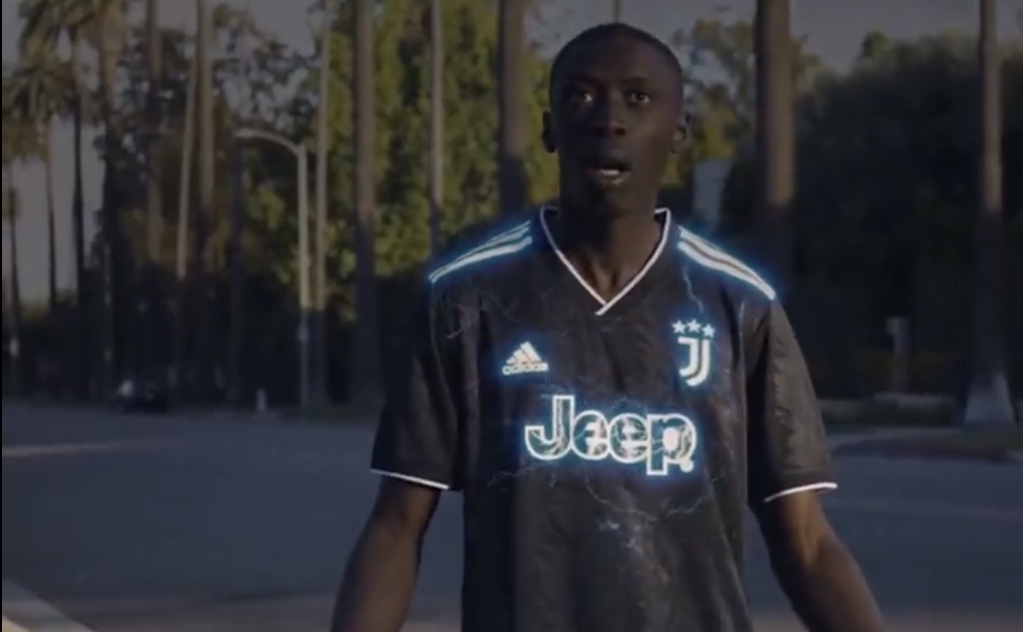 تويتر/ يوفنتوس يستعين بالتيك توكر الشهير "خابي لام" للإعلان عن قميصه الاحتياطي