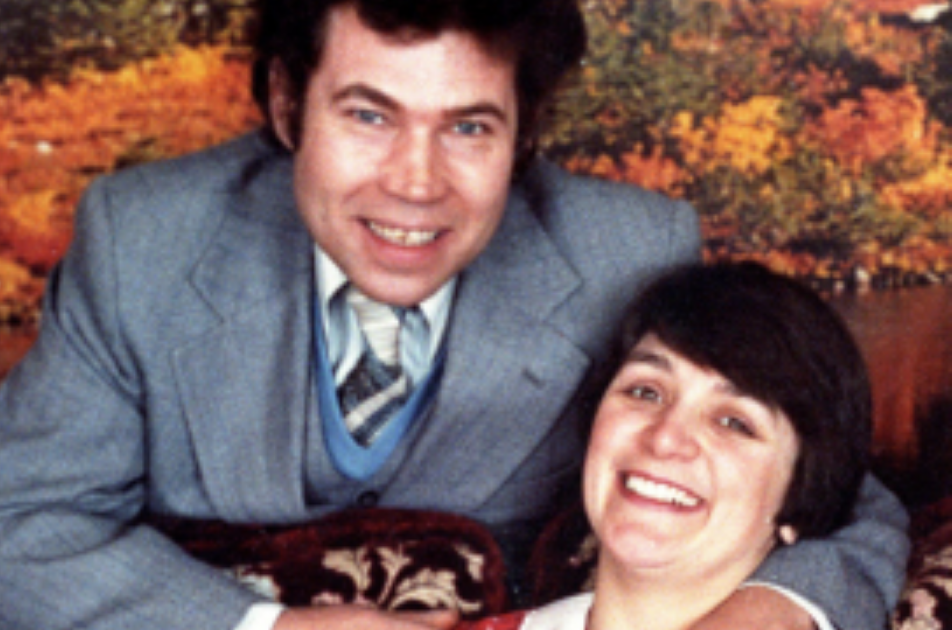 اغتصبا وقتلا ضحاياهما ودفنوهما في حديقة المنزل.. السفاحَين فريد وروزماري ويست وقصة أغرب علاقة زوجية!