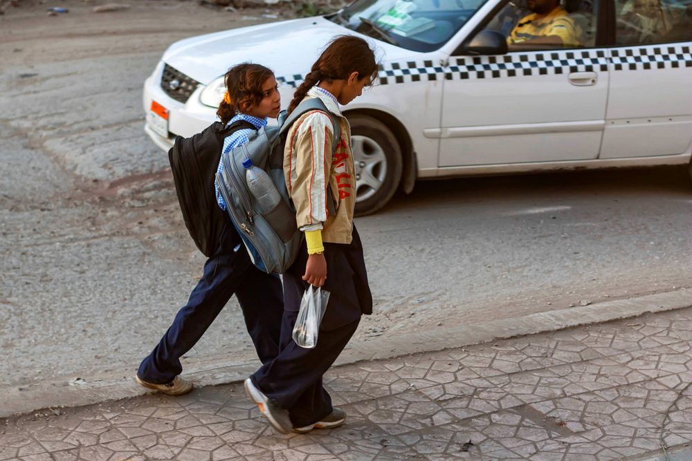 طفلتان من تلاميذ المدارس في مصر/ Shutterstock