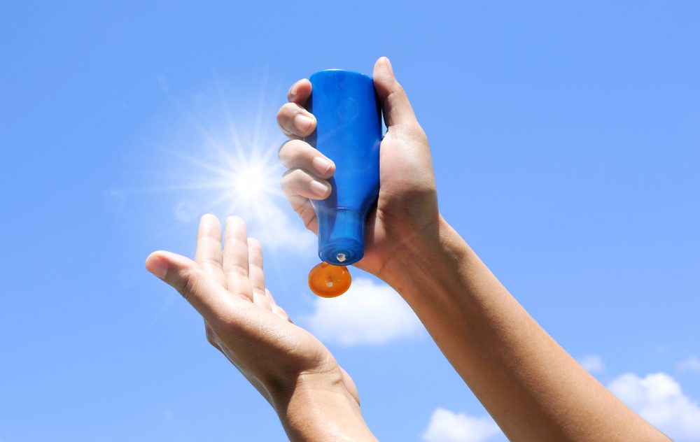فوائد واقي الشمس كثيرة؛ إياكِ والتقليلَ من أهميته ودوره في حماية بشرتك/ Shutterstock