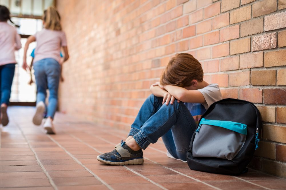 الأطفال الذين يعانون في تكوين صداقات قد يلجأون للتنمر - ShutterStock