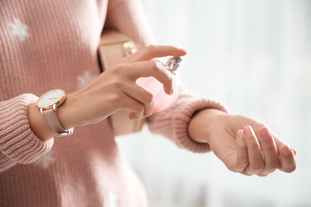تحضير العطور في المنزل يضمن استخدام مكونات آمنة - ShutterStock