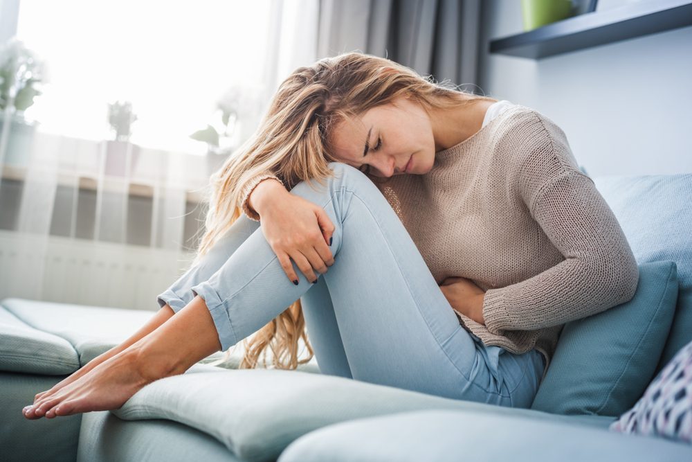 الأعراض الأساسية تشمل المغص والألم عند الأكل والشعور بالامتلاء - ShutterStock