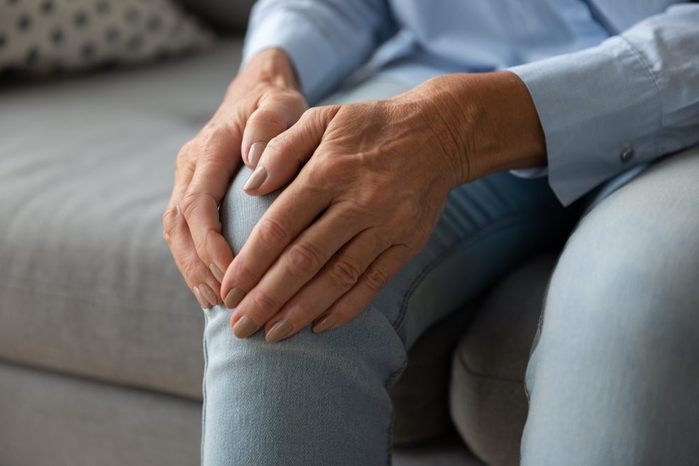 غالباً ما تصيب الحالة النساء أكثر من الرجال - ShutterStock