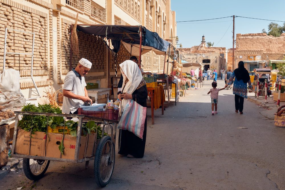 كل آونة تظهر عبر وسائل التواصل الاجتماعي ووسائل الإعلام حوادث اعتداء جديدة ذات طابع عنصري - ShutterStock