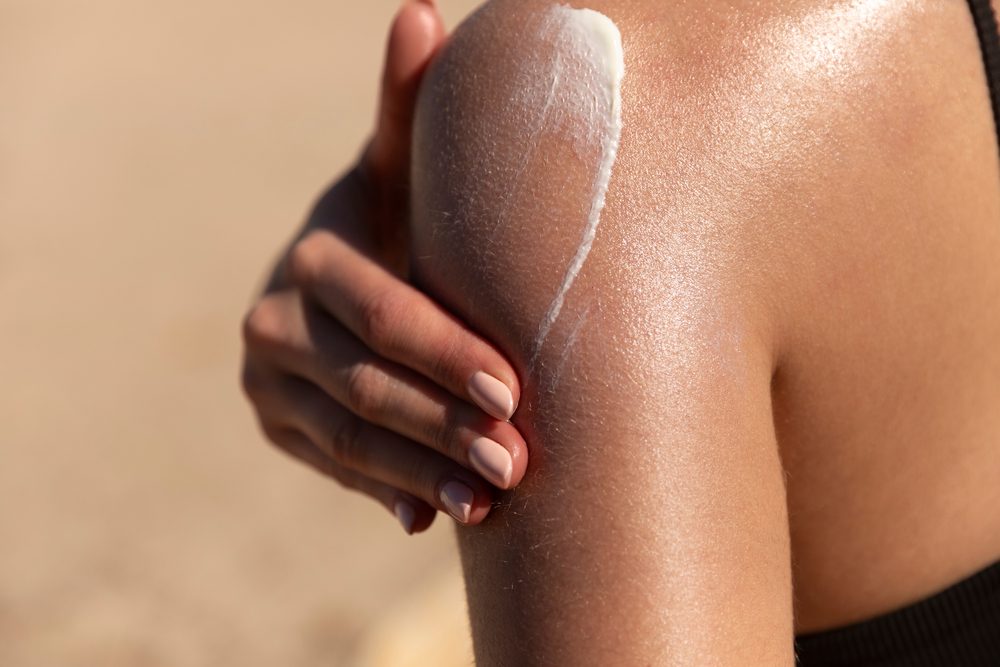 استخدام الزيت والتعرُّض للشمس باعتدال يضمن لك لوناً برونزياً جذاباً - ShutterStock