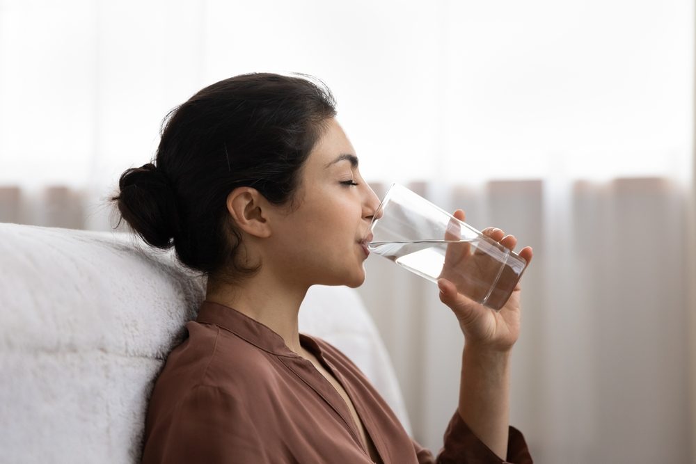 من الضروري مراعاة ترطيب الجسم بالمياه الفاترة خلال الصيف - ShutterStock