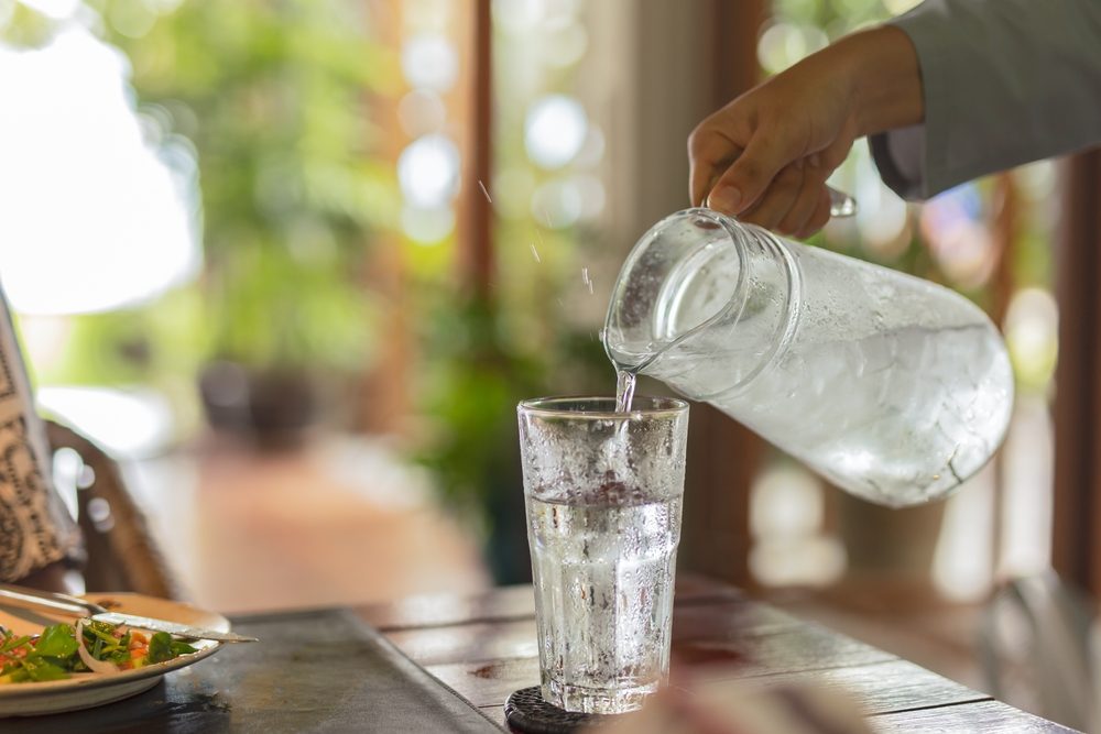 المياه المثلجة تساهم في ضغط الجسم استنزافه لتعديل حرارة المياه - ShutterStock