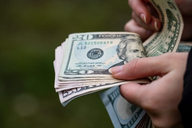 بلومبرغ: البنوك المركزية الغربية ستواصل سياسة رفع أسعار الفائدة رغم توقعات تراجع نسب التضخم