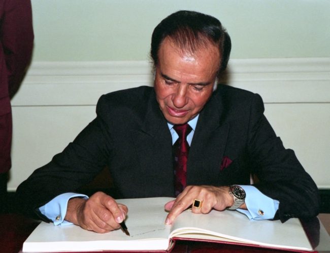 وُلد مسلماً وتحول للمسيحية، واتهم حزب الله باغتيال ابنه.. “كارلوس منعم” أول رئيس سوري للأرجنتين