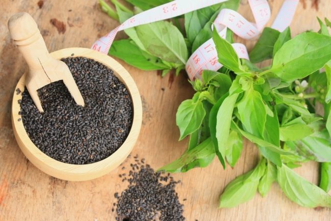 غنية بالمعادن والألياف وأوميغا 3.. فوائد بذور الريحان وطرق إضافتها لأطباقك ومشروباتك