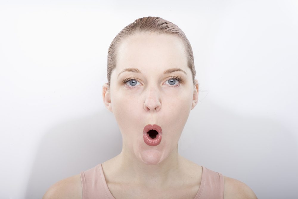 عضلات الخدود الضعيفة تساهم في زيادة ترهلات الوجه - ShutterStock