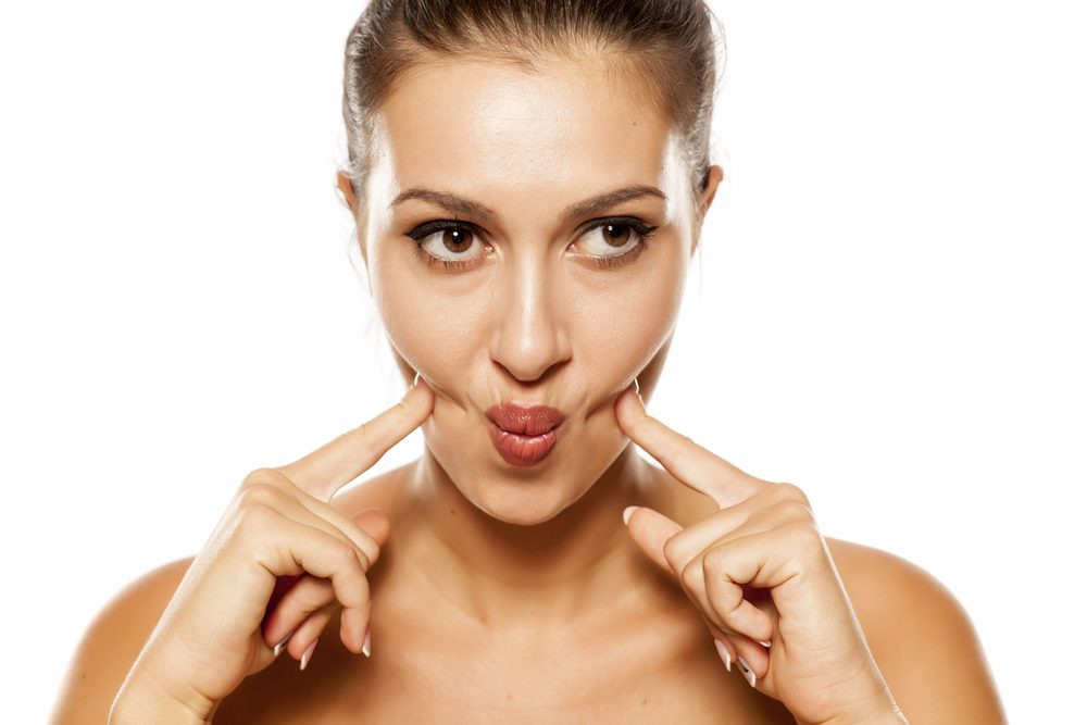 تقوية عضلات الفك والوجه ستساهم في تخفيف تجاعيد العنق - ShutterStock