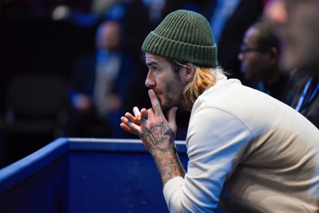 موهبة أخفاها عن زوجته 25 عاماً.. ديفيد بيكهام يرقص “البريك دانس” في حديقة منزله! (فيديو)