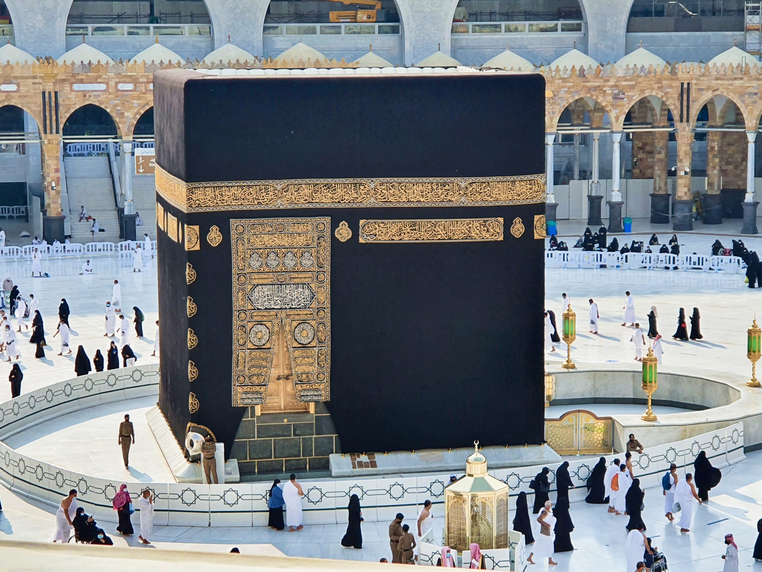 تستغل نساء مكة خلو الحرم المكي من الرجال في ذلك اليوم - WikiMedia