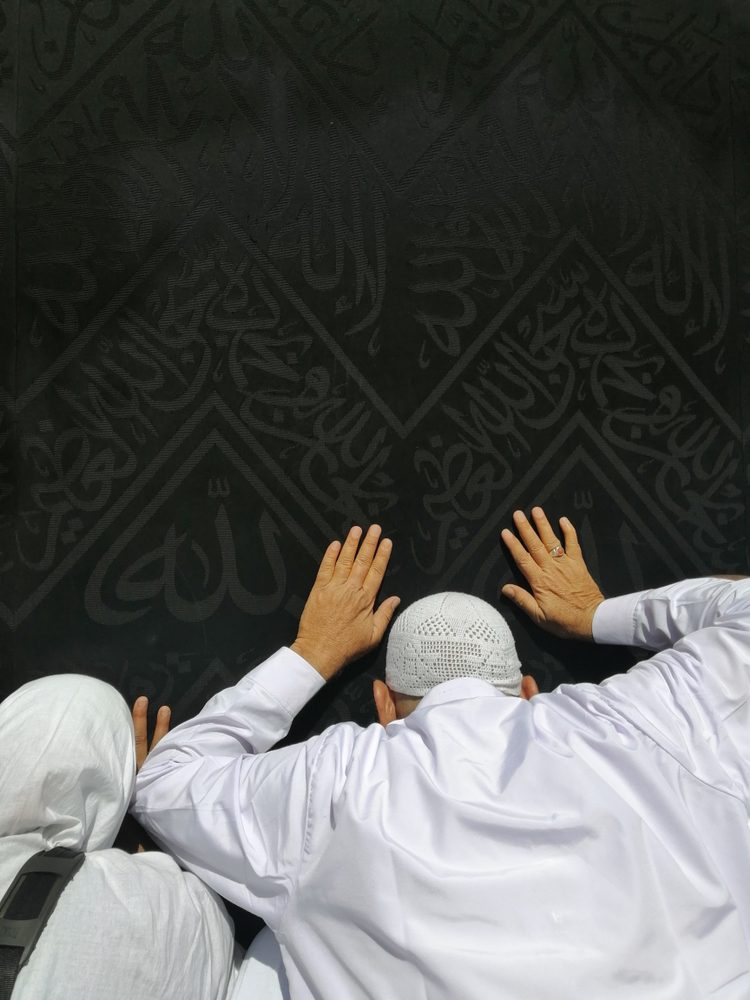 مسلم متعلق بستائر الكعبة المشرفة في البيت الحرام/ shutterstock