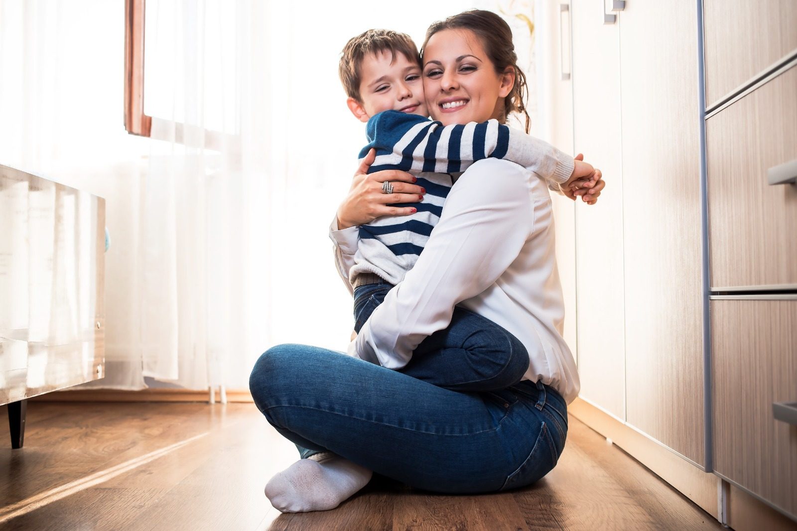 أم تحتضن طفلها/ shutterstock